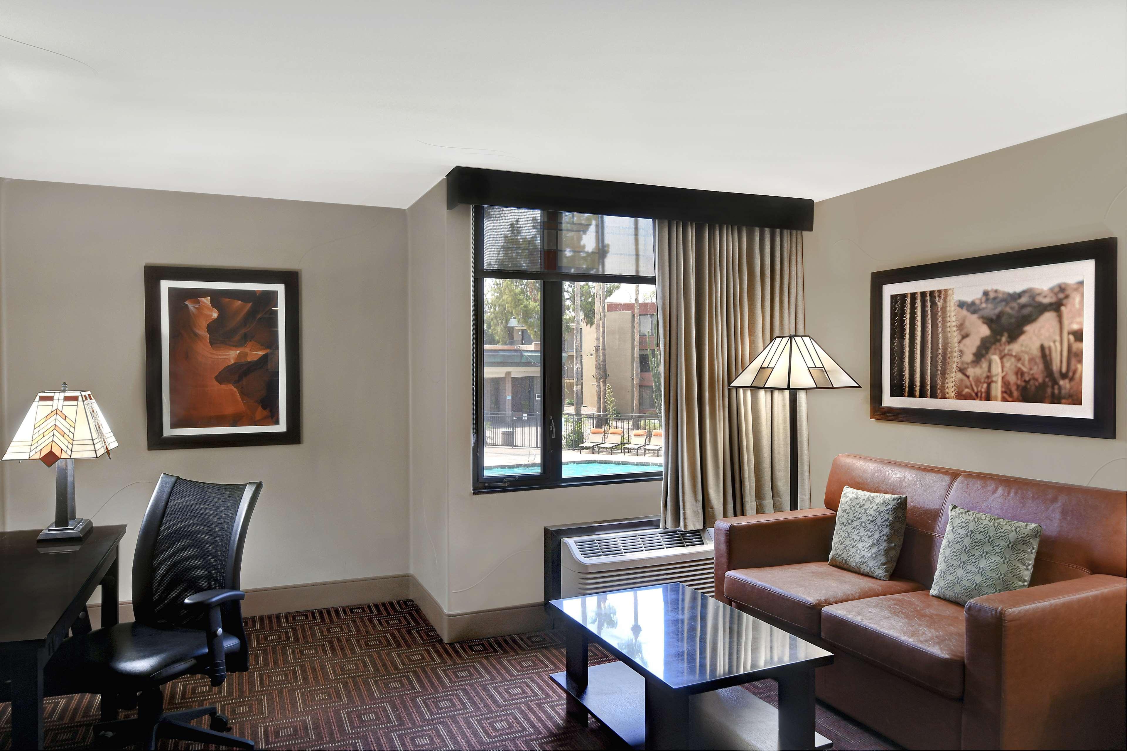 Doubletree By Hilton Phoenix- Tempe Exterior photo